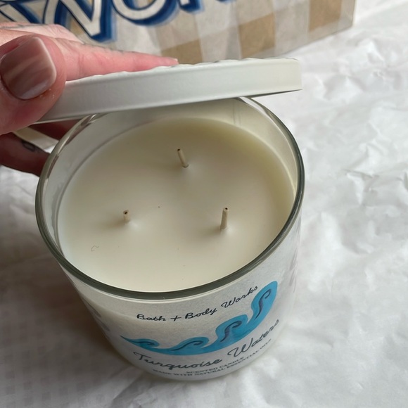 Turquoise Waters Bath and Bodyworks 3wick candle - Picture 3 of 3